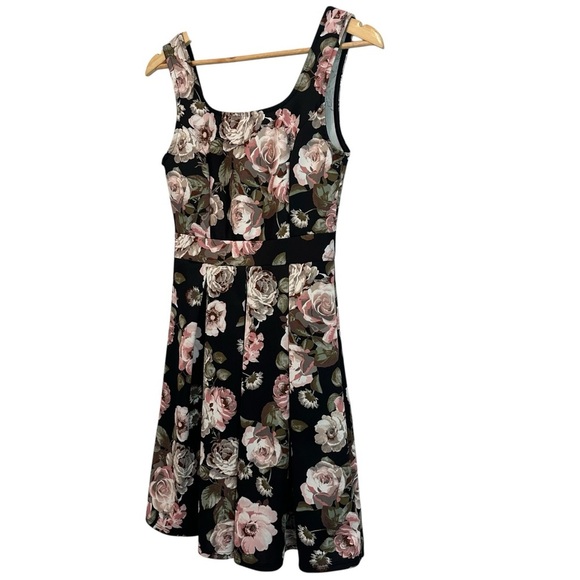 Women's Medium Romantic Flirty Black Floral Rose A-Line Casual Whimsigoth Dress - Picture 3 of 5